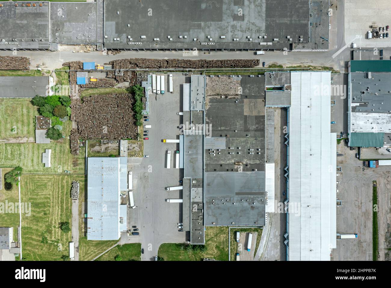 Luftaufnahme des Warenlagers. Logistikzentrum im Industriegebiet von oben. Stockfoto