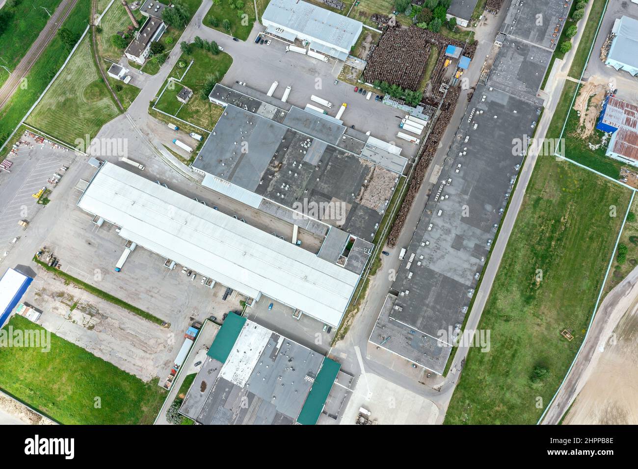 Distributionszentrum und Frachtterminal mit LKWs. Industrieller Hintergrund. Luftaufnahme von oben. Stockfoto