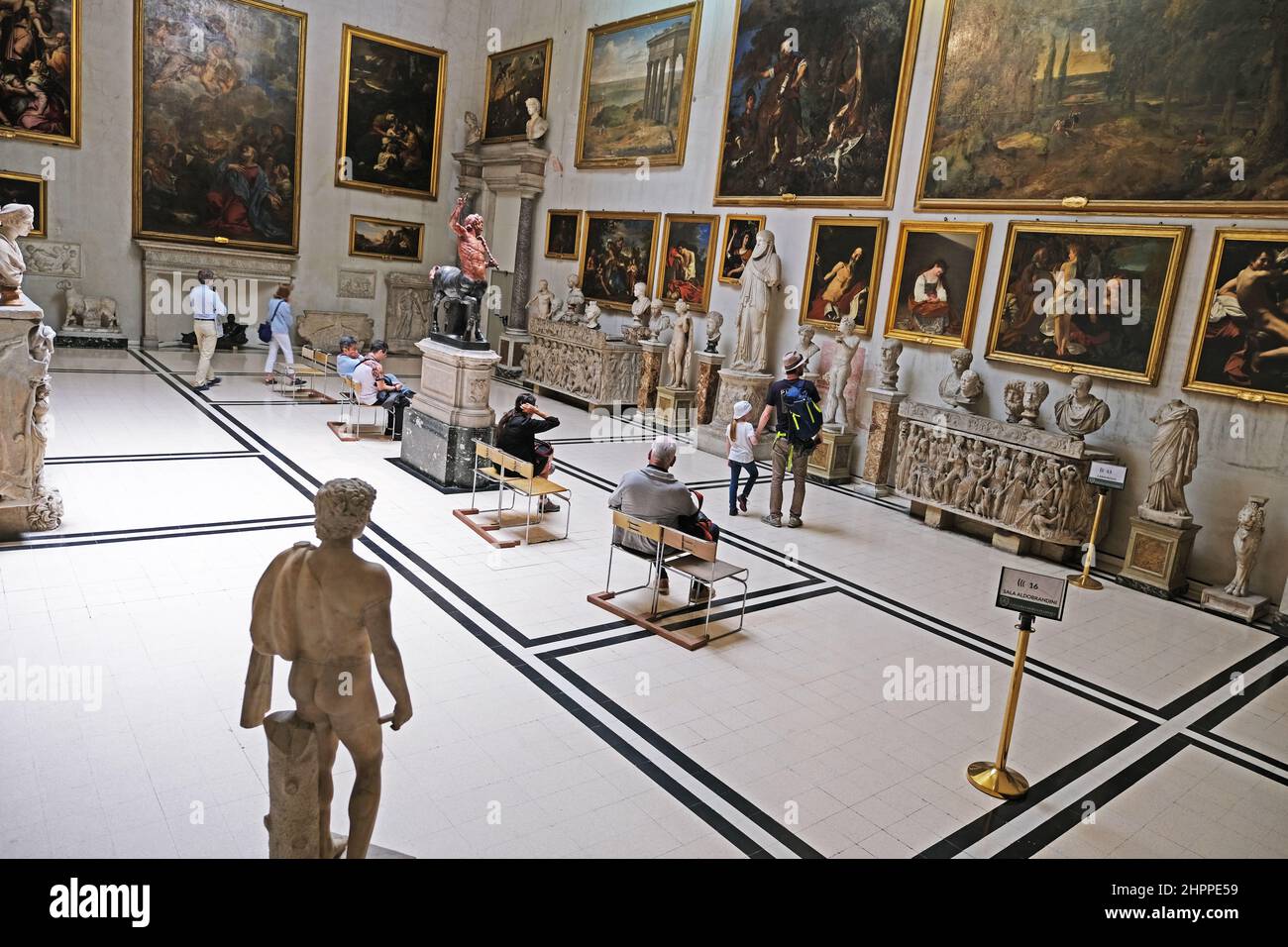 Statuen, Büsten und Gemälde im Palazzo Doria Pamphilj in Rom Italien Stockfoto