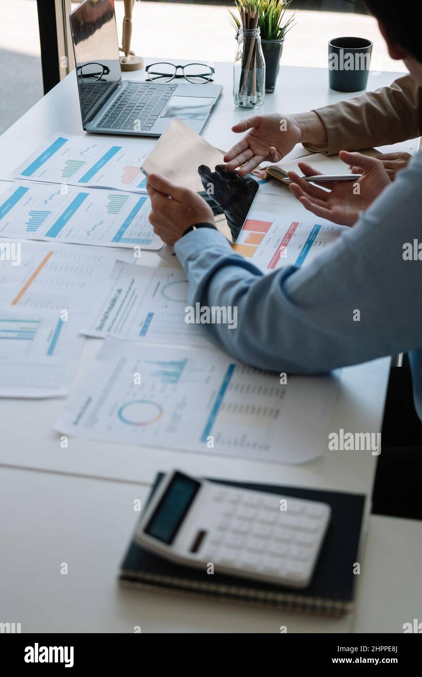 Das Geschäftsteam ist anwesend. Business man Hände halten Dokumente mit Finanzstatistiken Stock Foto, Diskussion und Analyse Bericht Daten der Diagramme und Stockfoto