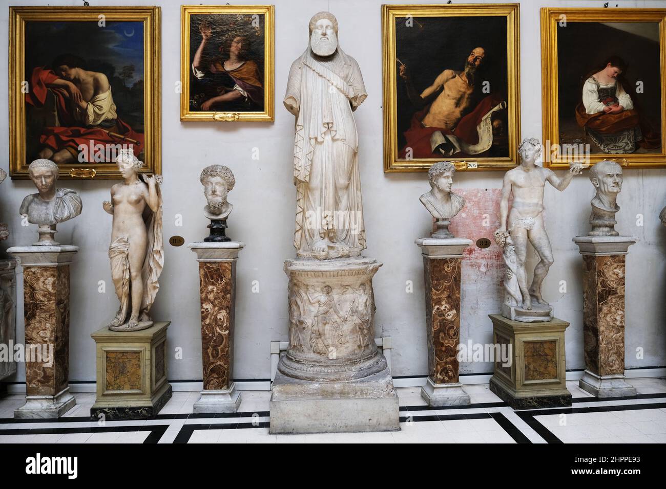 Statuen, Büsten und Gemälde im Palazzo Doria Pamphilj in Rom Italien Stockfoto