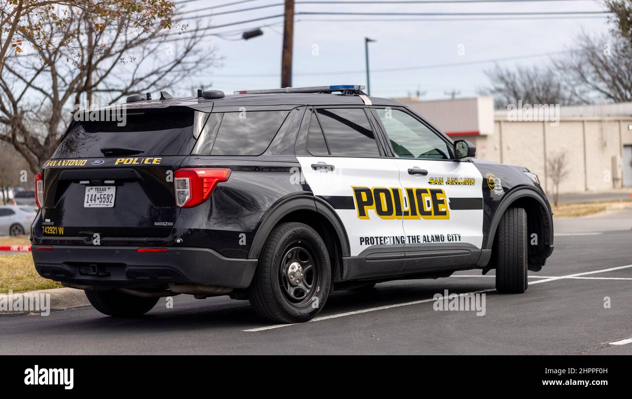 Polizei-SUV-Abfanggerät in San Antonio, Texas. Moderner Polizeikreuzer auf dem Parkplatz. Stockfoto