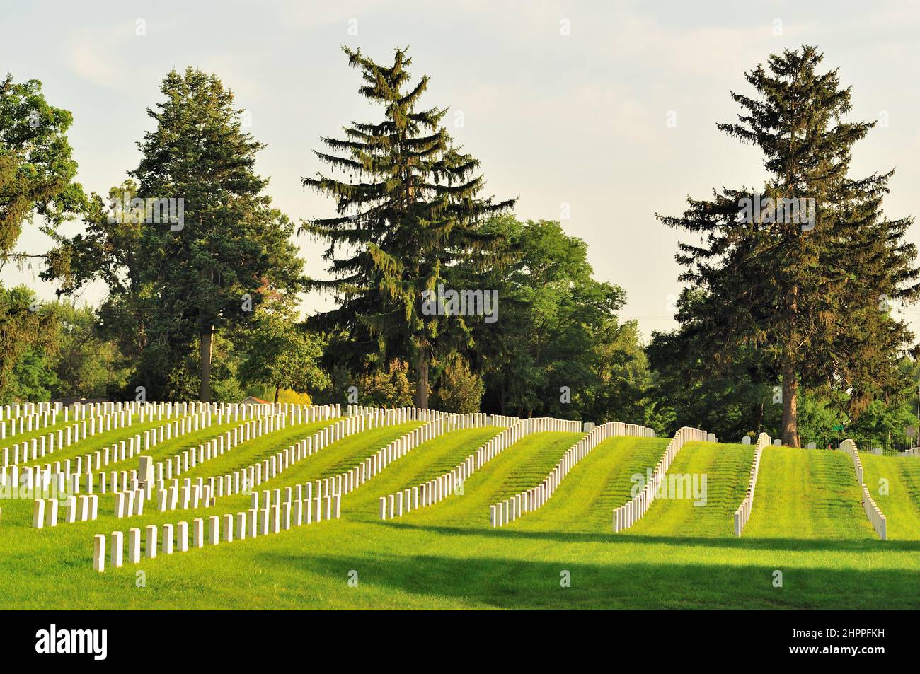 Springfield, Illinois, USA. Reihen von Markierungen definieren die letzte Ruhestätte für Soldaten auf dem Camp Butler Nationalfriedhof. Stockfoto