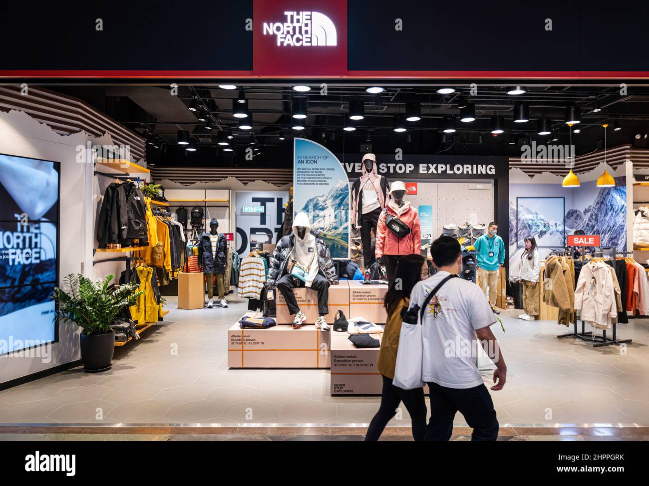 Hongkong, China. 08th. Februar 2022. Die Käufer kommen an der amerikanischen Outdoor-Bekleidungsmarke The North Face in Hongkong vorbei. Kredit: SOPA Images Limited/Alamy Live Nachrichten Stockfoto