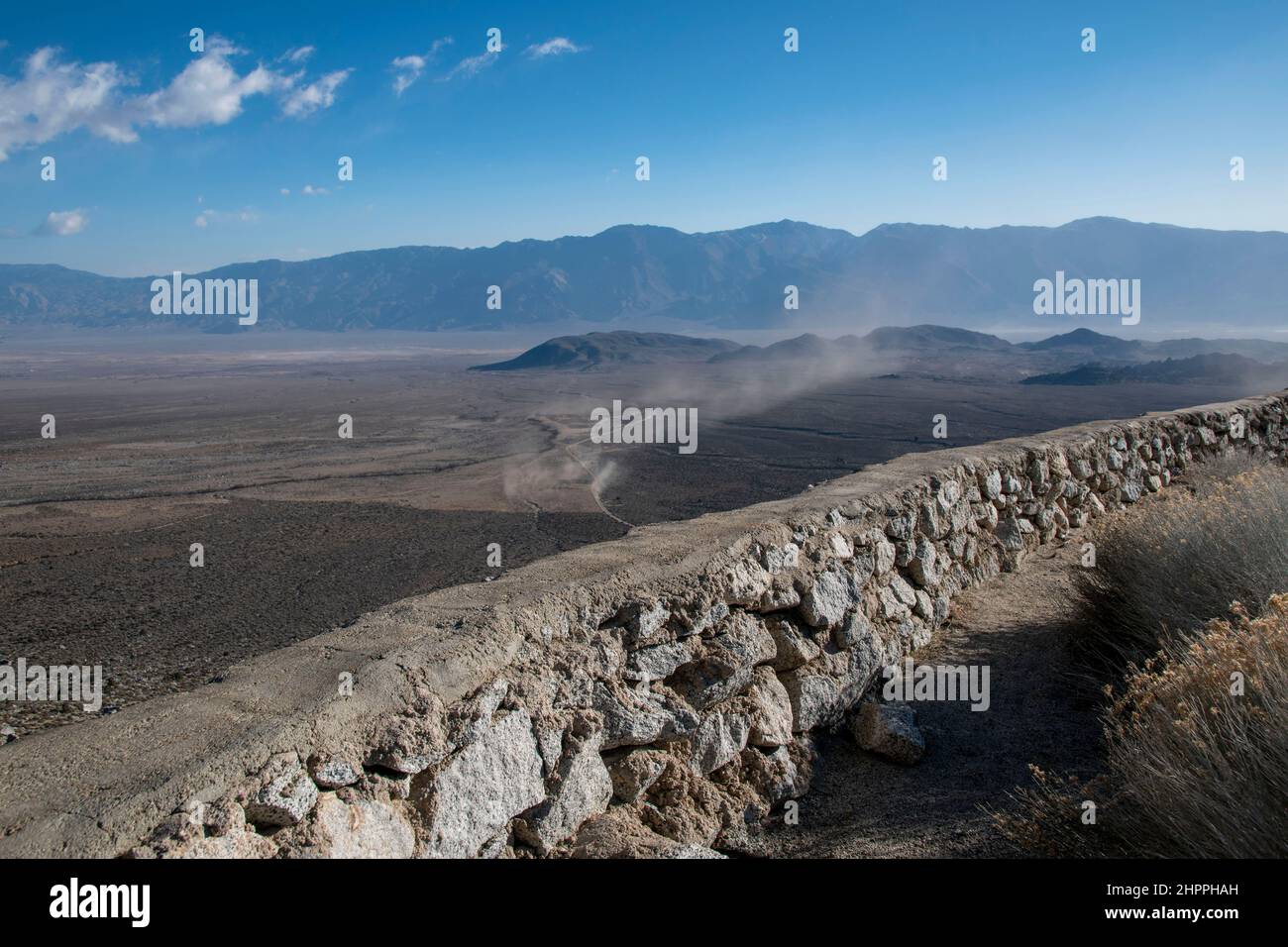 Die Whitney Portal Road bietet eine hervorragende Aussicht auf das Owens Valley und ist eine beliebte Route für Menschen, die den Mt. Whitney in der östlichen Sierra. Stockfoto