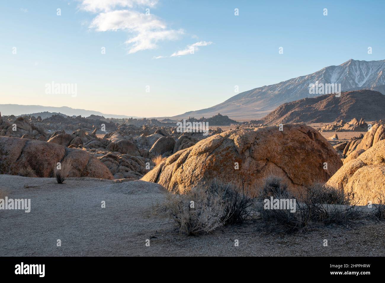 Mt. Whitney, der höchste Berggipfel in den unteren 48 Bundesstaaten, steht während des Sonnenaufgangs über den Alabama Hills im Inyo County, CA, USA. Stockfoto