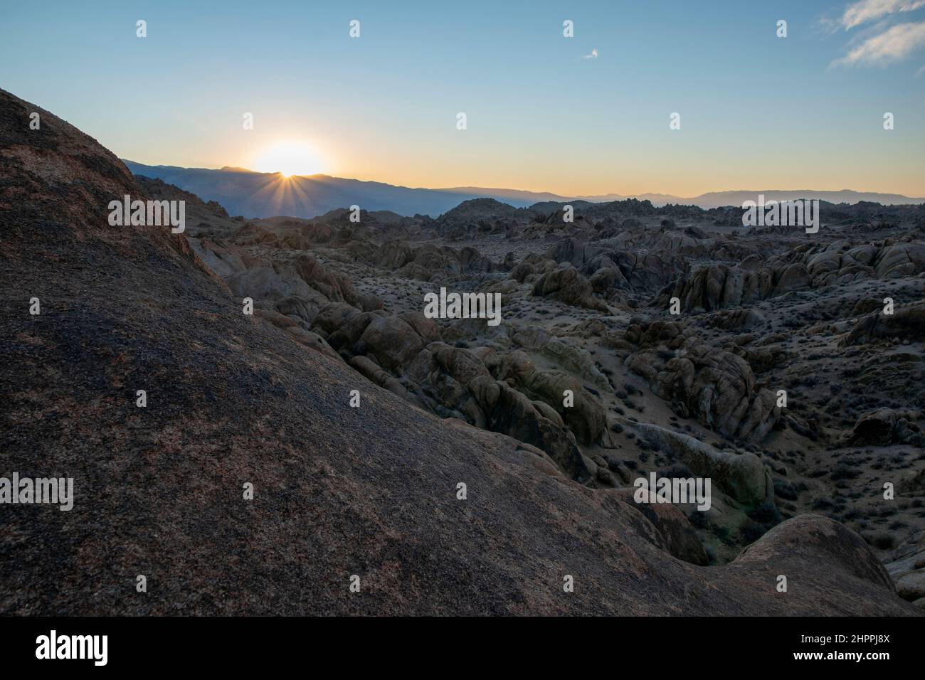 Mt. Whitney, der höchste Berggipfel in den unteren 48 Bundesstaaten, steht während des Sonnenaufgangs über den Alabama Hills im Inyo County, CA, USA. Stockfoto