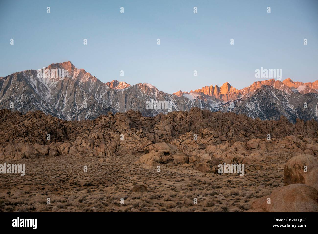 Mt. Whitney, der höchste Berggipfel in den unteren 48 Bundesstaaten, steht während des Sonnenaufgangs über den Alabama Hills im Inyo County, CA, USA. Stockfoto