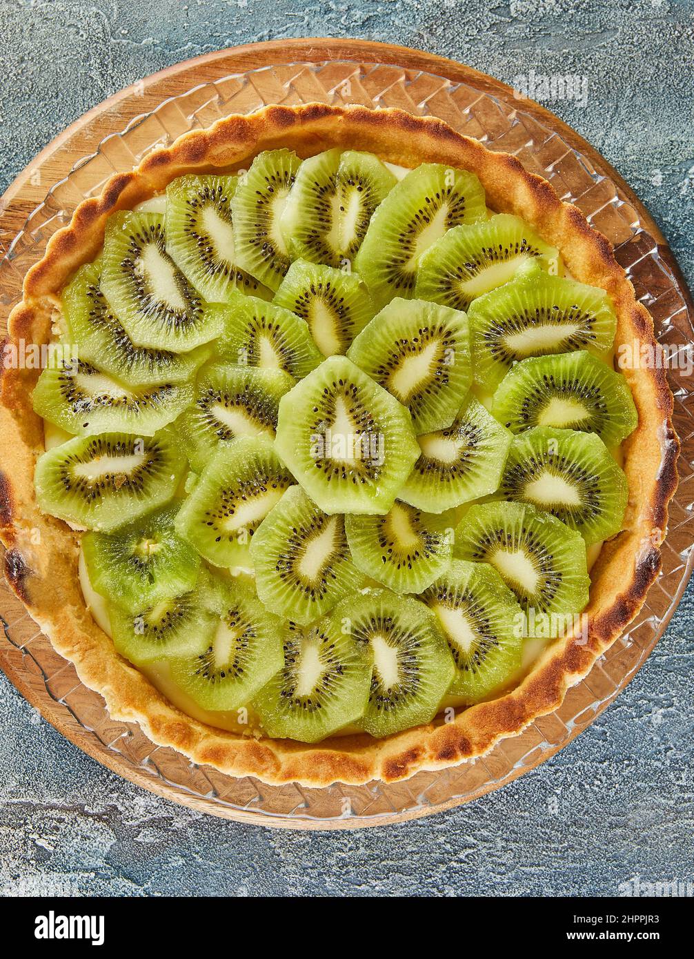 Cremekuchen mit Zitrone und Kiwi. Französische Gourmetküche Stockfoto