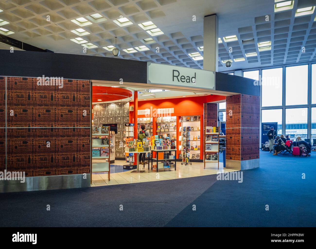 New York, New York - 4. Februar 2022: Nahaufnahme des Read Stores im Terminal 2 des JFK Airport. Stockfoto