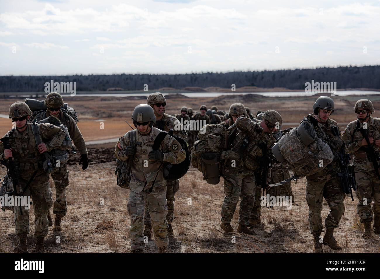 Soldaten der New Jersey Army National Guard’s Company A, 1st Bataillon, 114th Infanterie (Air Assault) führen Luftangriffstraining auf der Joint Base McGuire-Dix-Lakehurst, N.J., 18. Februar 2022 durch. Diese Schulung wird durchgeführt, um Lufteinführungstechniken zu üben und Verfahren für den Einsatz im bevorstehenden exportierbaren Kampftrainingsprogramm der Armee-Nationalgarde und im Joint Readiness Training Center zu verknüpfen. (USA Luftwaffe Foto von Airman 1st Klasse Joseph Morales) Stockfoto