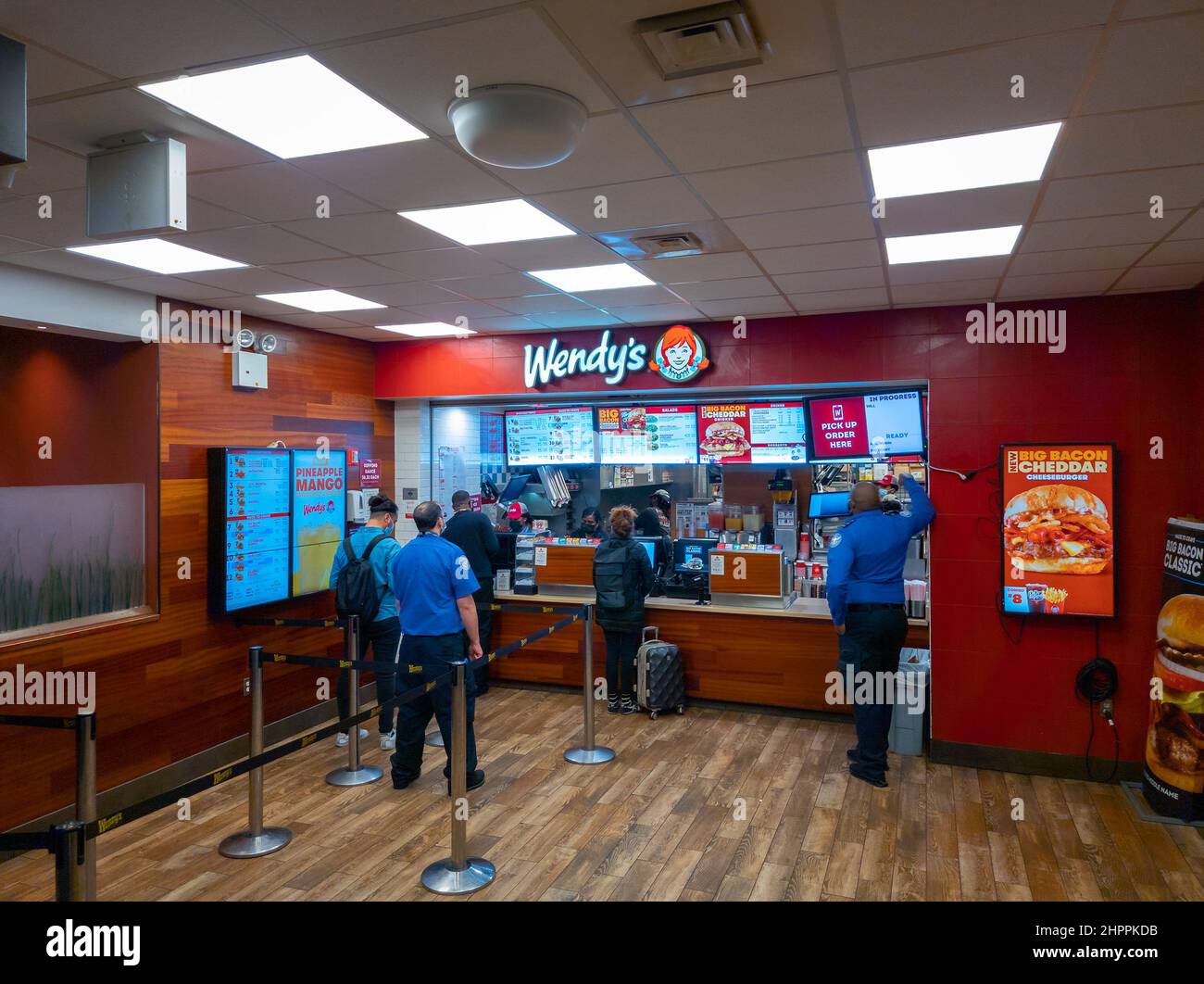 New York, New York - 4. Februar 2022: Nahaufnahme von Wendy's Restaurant im Terminal 2 des JFK Airport. Stockfoto