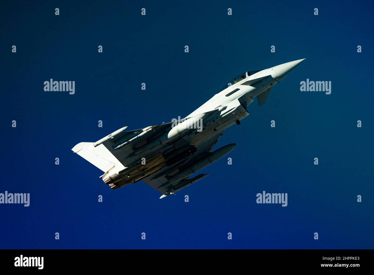 Ein Royal Air Force Eurofighter Typhoon FGR4, der 1 (Fighter) Squadron, RAF Lossiemouth, Vereinigtes Königreich, zugewiesen wurde, fliegt von einem Tanker der RAF Voyager weg, nachdem er während einer Red Flag-Nellis 22-1-Mission am 3. Februar 2022 auf der Nellis Air Force Base, Nevada, Luft-zu-Luft-Betankung gebracht hatte. Red Flag-Nellis bietet ein realistisches Kampftraining, das Leben rettet und gleichzeitig die Kampfwirkung erhöht. (USA Luftwaffe Foto von Airman 1st Klasse Zachary Rufus) Stockfoto