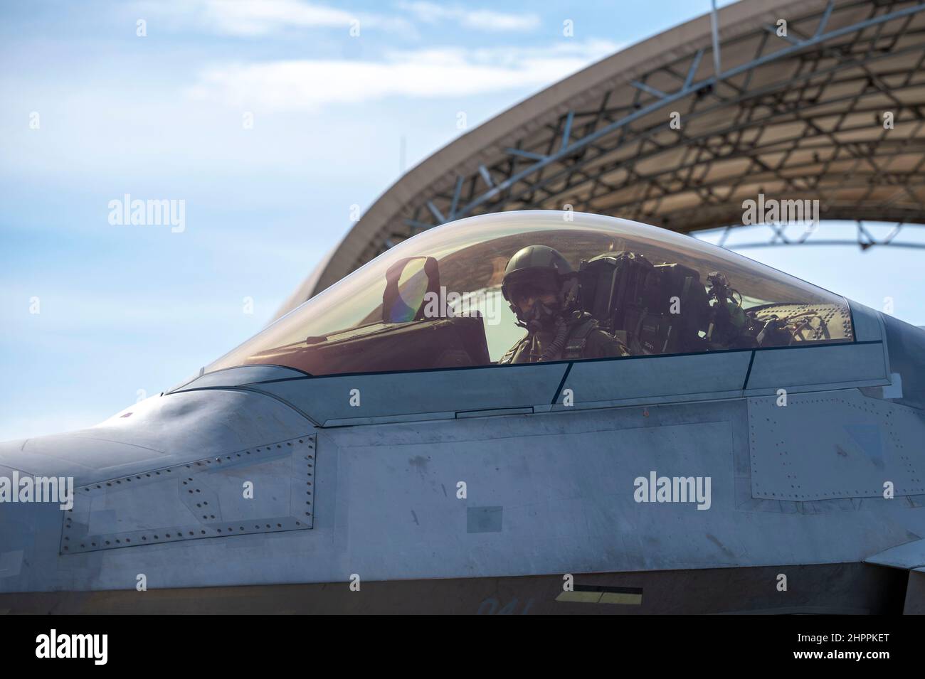 Ein Student der US-Luftwaffe, der dem 43D Fighter Squadron zugewiesen wurde, taxis einen F-22 Raptor auf dem Luftwaffenstützpunkt Eglin, Florida, 1. Februar 2022. Die Schüler müssen eine Reihe von Luftmissionen im Raptor absolvieren, bevor sie für den Jet qualifiziert sind. (USA Luftwaffe Foto von Airman 1st Klasse Tiffany Preis) Stockfoto