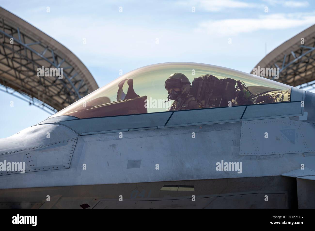 Ein Student der US-Luftwaffe, der dem 43D Fighter Squadron zugewiesen wurde, taxis einen F-22 Raptor auf dem Luftwaffenstützpunkt Eglin, Florida, 1. Februar 2022. Die Schüler müssen eine Reihe von Luftmissionen im Raptor absolvieren, bevor sie für den Jet qualifiziert sind. (USA Luftwaffe Foto von Airman 1st Klasse Tiffany Preis) Stockfoto