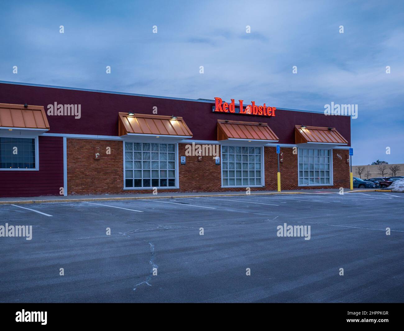 New Hartford, New York - 16. Februar 2022: Seitenansicht des Red Lobster Restaurants. Red Lobster Hospitality LLC ist ein zwangloses amerikanisches Restaurant Stockfoto