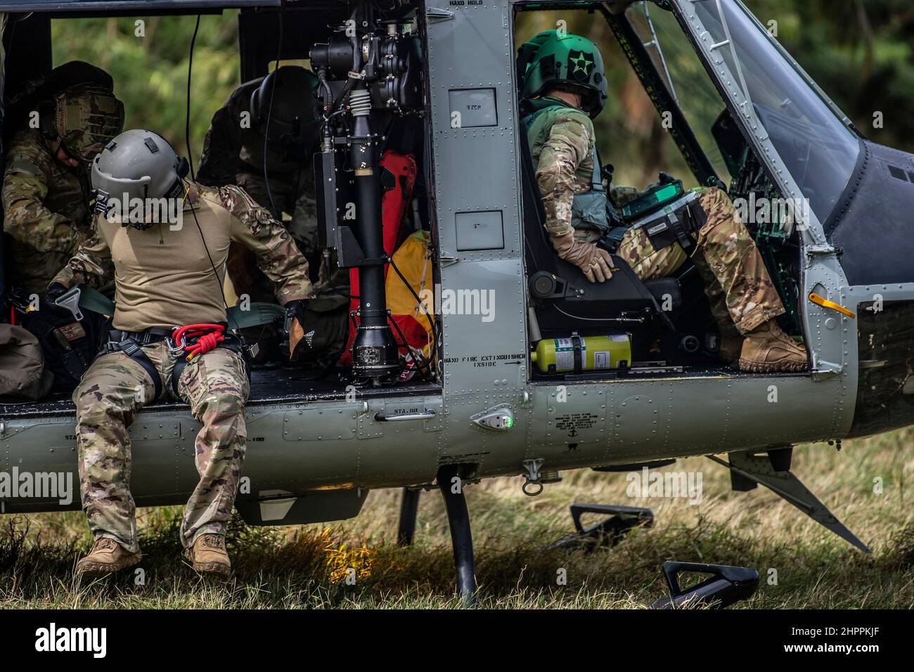 US Air Force-Piloten und Royal Australian Air Force-Piloten bereiten sich auf den Start in einem UH-1N Huey während des Trainings Cope North 22 auf der Insel Tinian, 7. Februar 2022, vor. Cope North ermöglicht den USA und den Alliierten, humanitäre Hilfe und Katastrophenhilfe zu leisten und Interoperabilität zu nutzen, um sich auf die verheerenden Auswirkungen von Naturkatastrophen vorzubereiten und sich von diesen zu erholen. (USA Luftwaffe Foto von Senior Airman Joseph P. LeVeille) Stockfoto