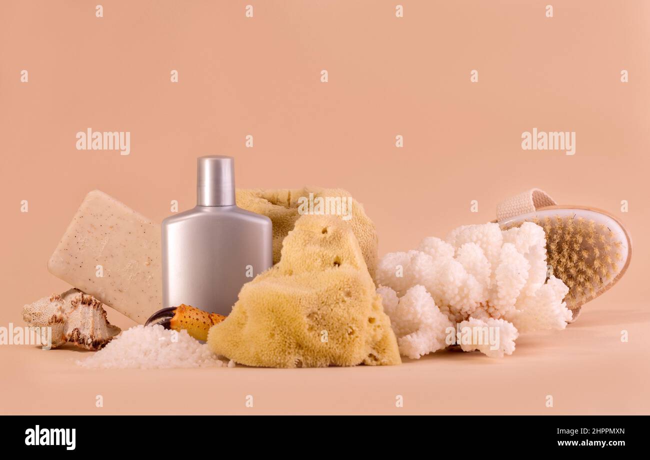 Spa und Beauty Care Set aus kosmetischer Flasche Meeresspülung Seife und verschiedenen Muscheln. Stockfoto