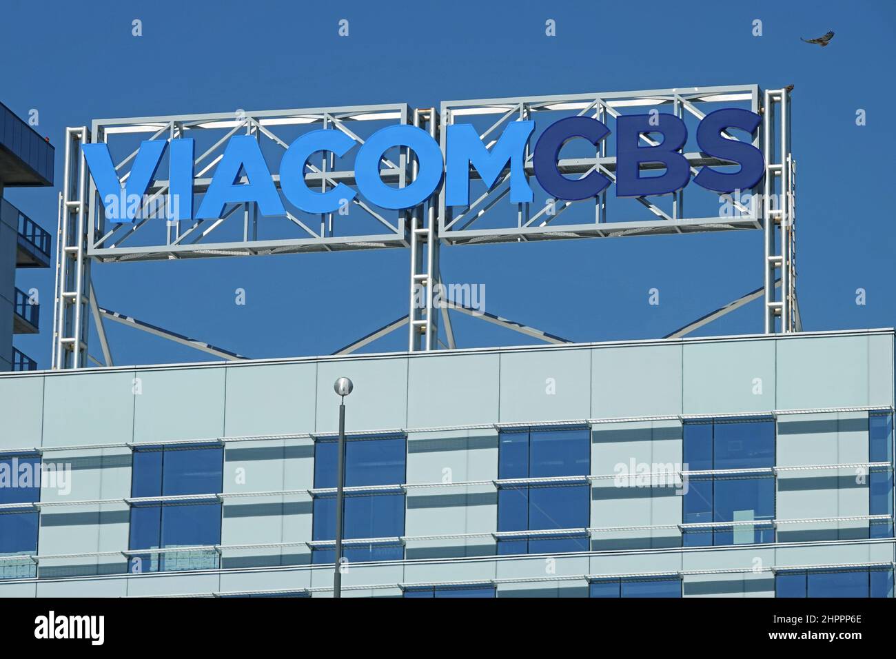 Los Angeles, CA / USA - 18. Februar 2022: Auf einem Gebäude am CBS Columbia Square in Hollywood ist ein VIACOMCBS-Logo zu sehen. Stockfoto