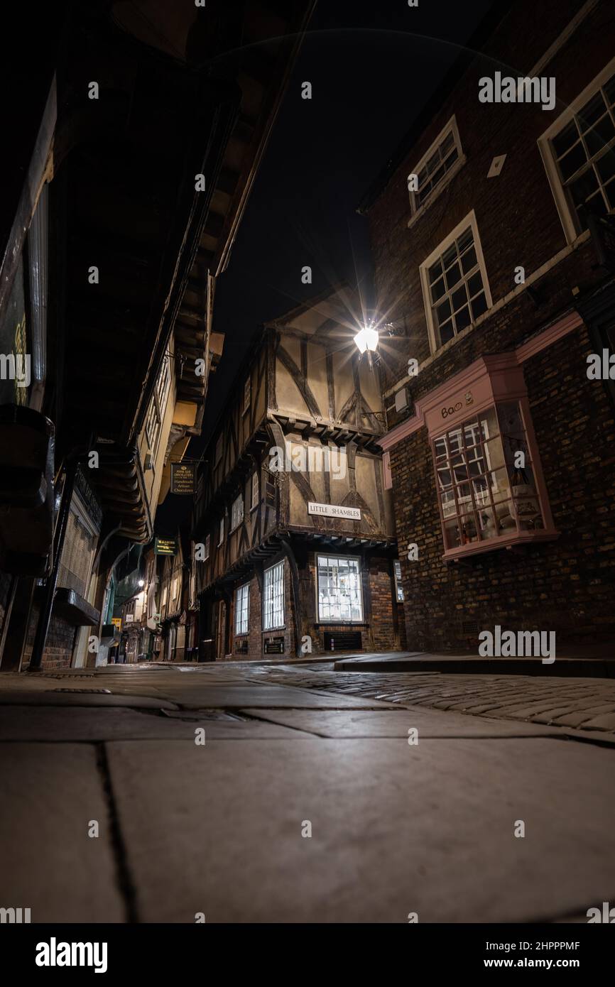 The Little Shambles, York Nachtaufnahme von alten engen verwinkelten Straßen und mittelalterlichen Gebäuden. Metzgerei mit Kopfsteinpflaster und Geschäften Stockfoto