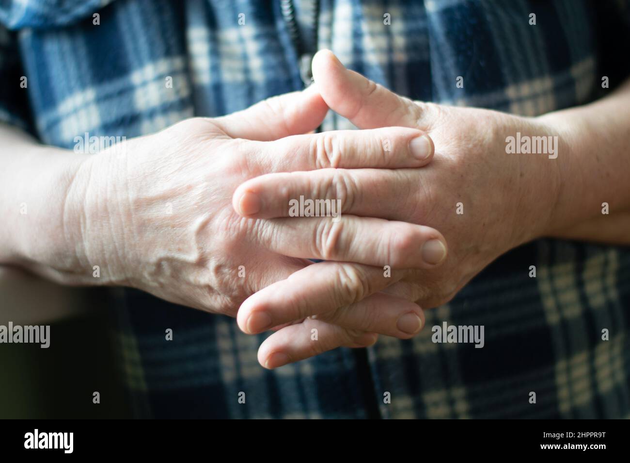 Nahaufnahme der Hände. Hände einer Frau mittleren Alters. Ältere faltige Haut Stockfoto