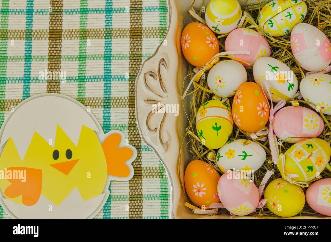 Osterhintergrund mit ostereiern und Osterschnecke. Stockfoto