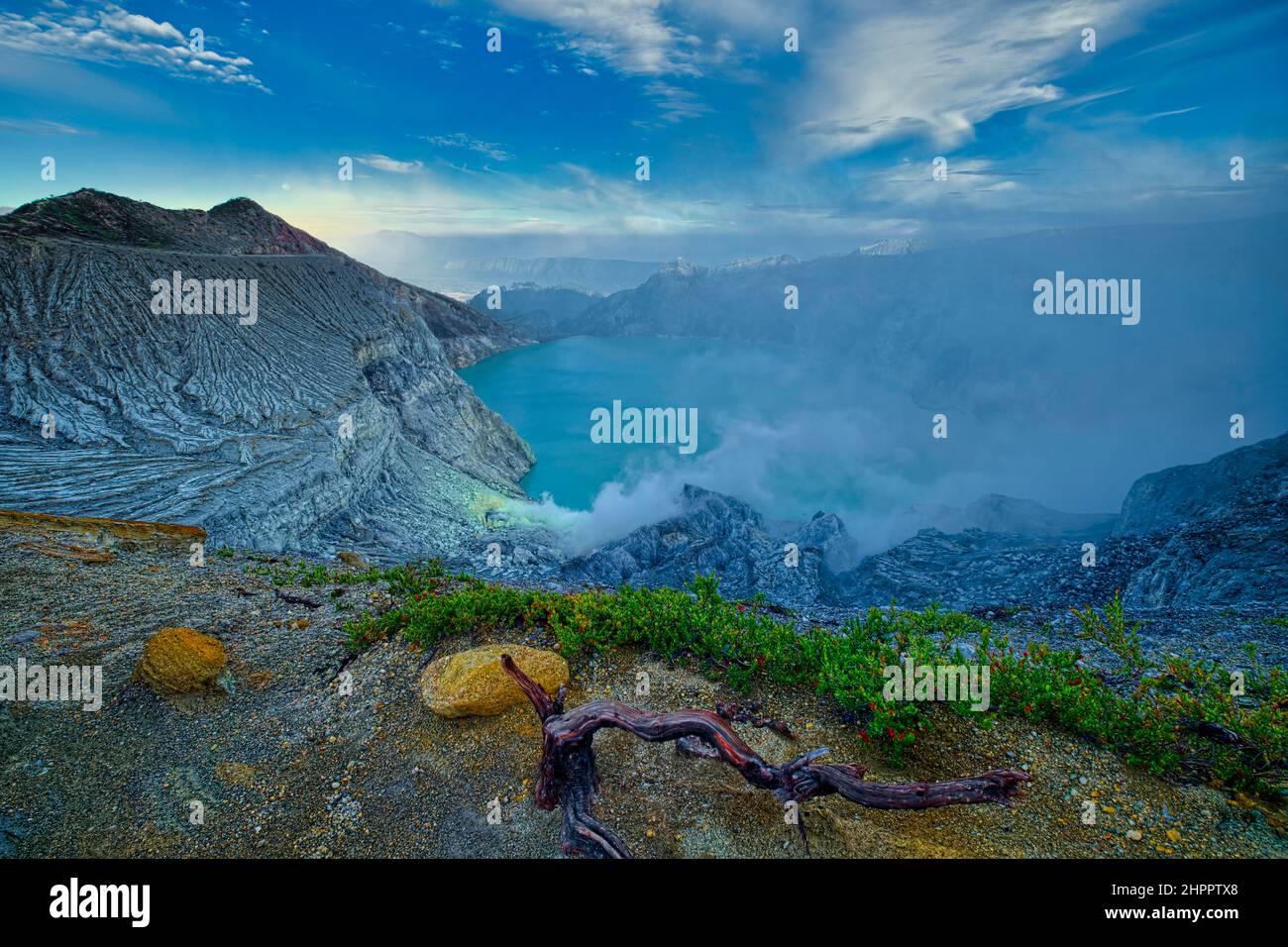 Der Ijen Krater ist der größte Kratersee in Java. Der Schwefel-Krater-See liegt zwischen einem natürlichen Staudamm aus tief geätztem Fels. Es ist 200 Meter tief und CO Stockfoto