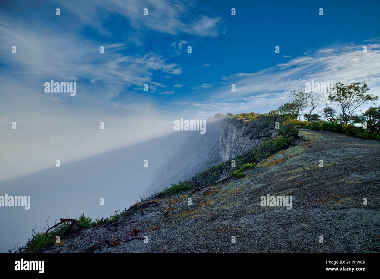 Der Ijen Krater ist der größte Kratersee in Java. Der Schwefel-Krater-See liegt zwischen einem natürlichen Staudamm aus tief geätztem Fels. Es ist 200 Meter tief und CO Stockfoto