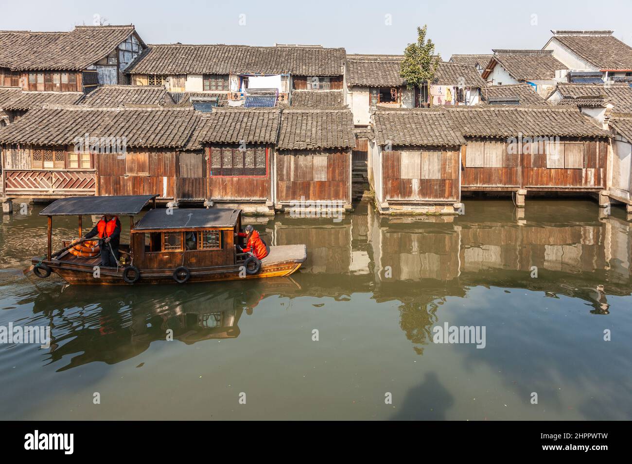 Touristenboot, das auf einem Kanal im alten Wasserdorf Wenzhou, China, vorbeifährt Stockfoto