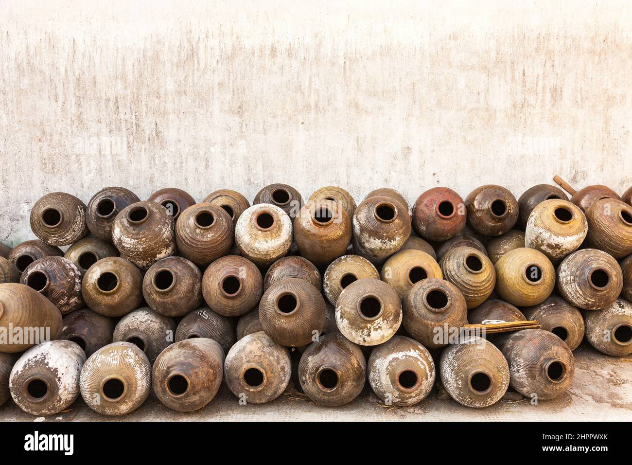 Stapel von keramischen Gläsern für die Fermentation bei der Herstellung von Reisalkohol. Wenzhou, China Stockfoto