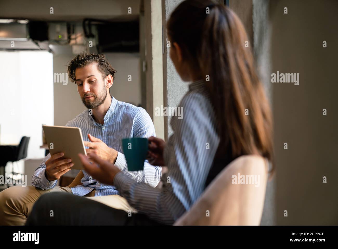 Multiethnische Gruppe glücklich Geschäftsleute arbeiten zusammen im Büro Stockfoto