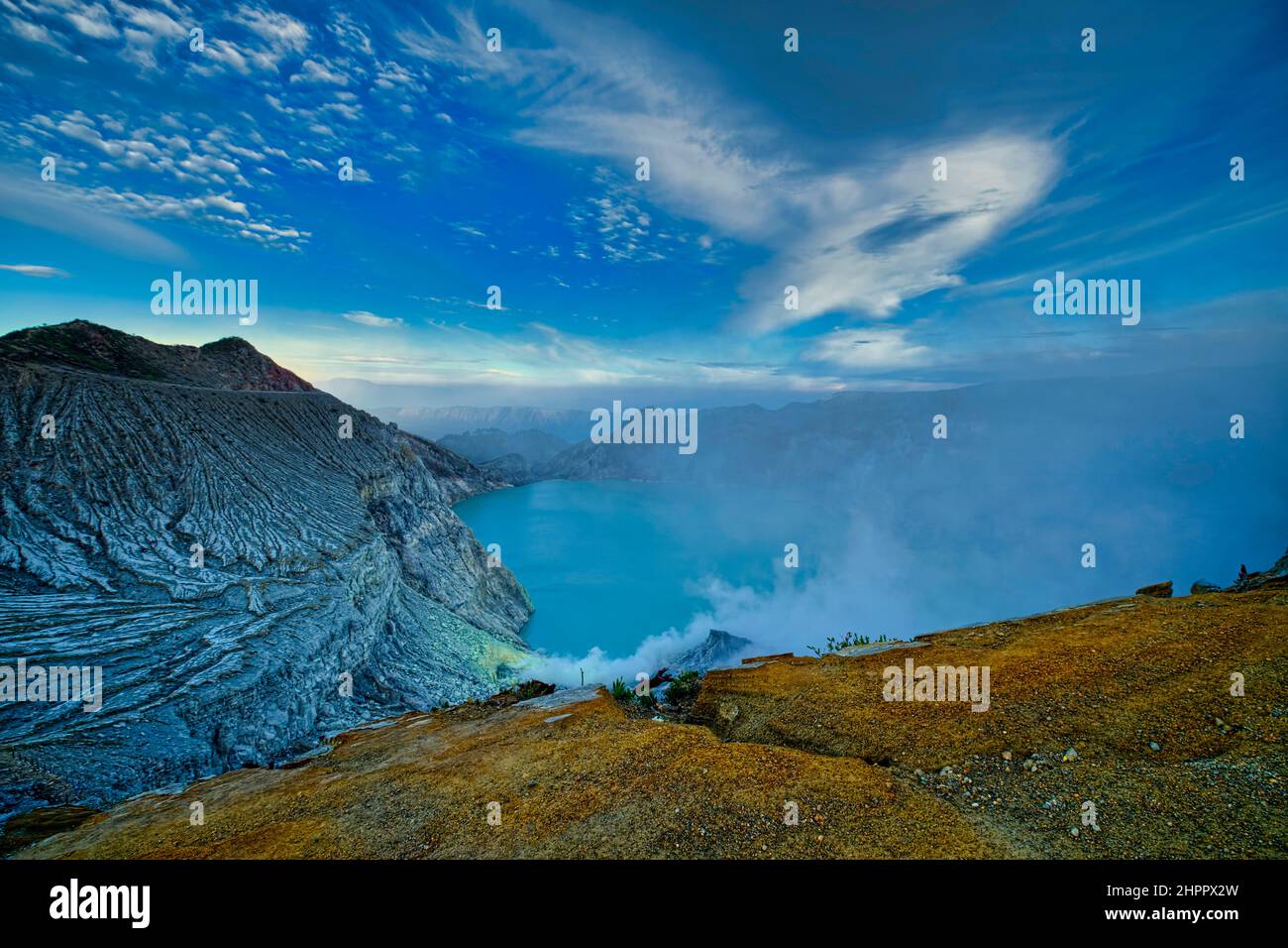 Der Ijen Krater ist der größte Kratersee in Java. Der Schwefel-Krater-See liegt zwischen einem natürlichen Staudamm aus tief geätztem Fels. Es ist 200 Meter tief und CO Stockfoto