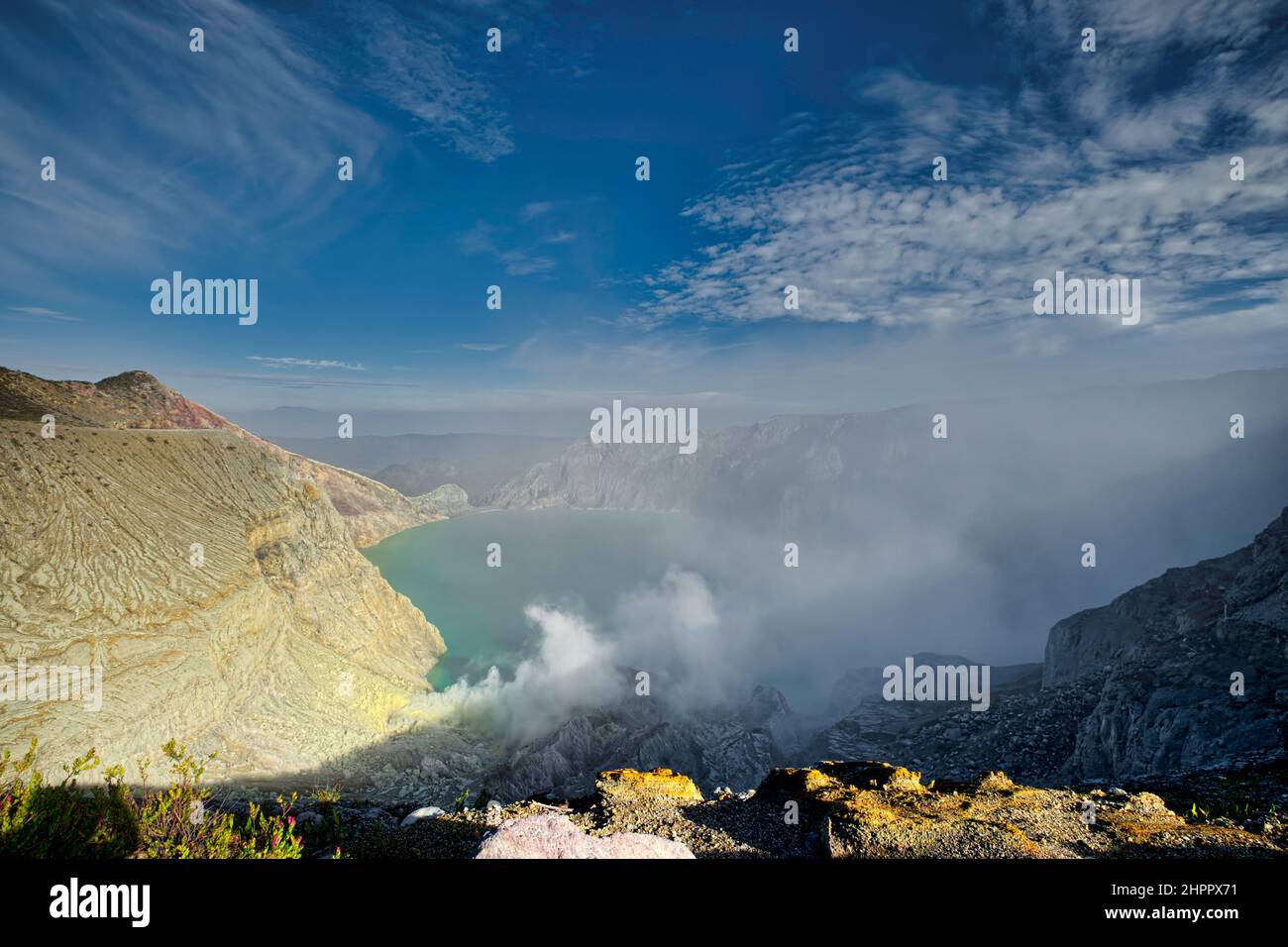 Der Ijen Krater ist der größte Kratersee in Java. Der Schwefel-Krater-See liegt zwischen einem natürlichen Staudamm aus tief geätztem Fels. Es ist 200 Meter tief und CO Stockfoto