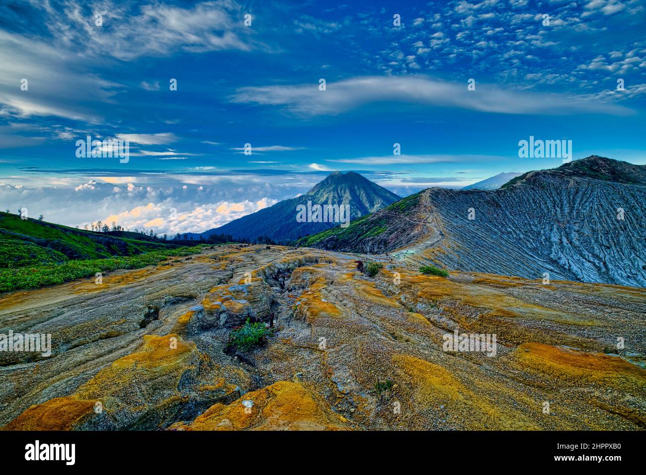 Der Ijen Krater ist der größte Kratersee in Java. Der Schwefel-Krater-See liegt zwischen einem natürlichen Staudamm aus tief geätztem Fels. Es ist 200 Meter tief und CO Stockfoto