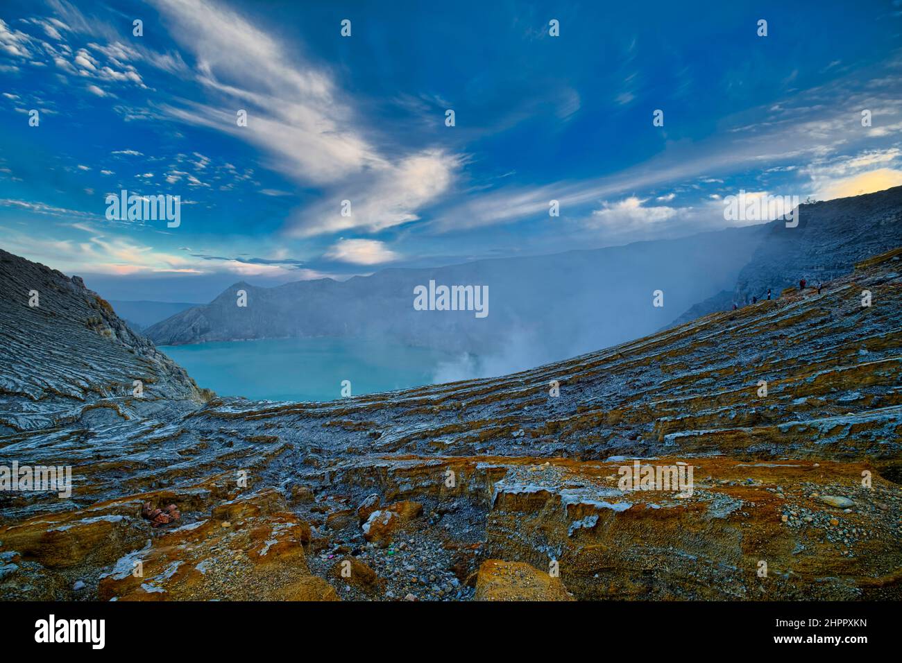 Der Ijen Krater ist der größte Kratersee in Java. Der Schwefel-Krater-See liegt zwischen einem natürlichen Staudamm aus tief geätztem Fels. Es ist 200 Meter tief und CO Stockfoto