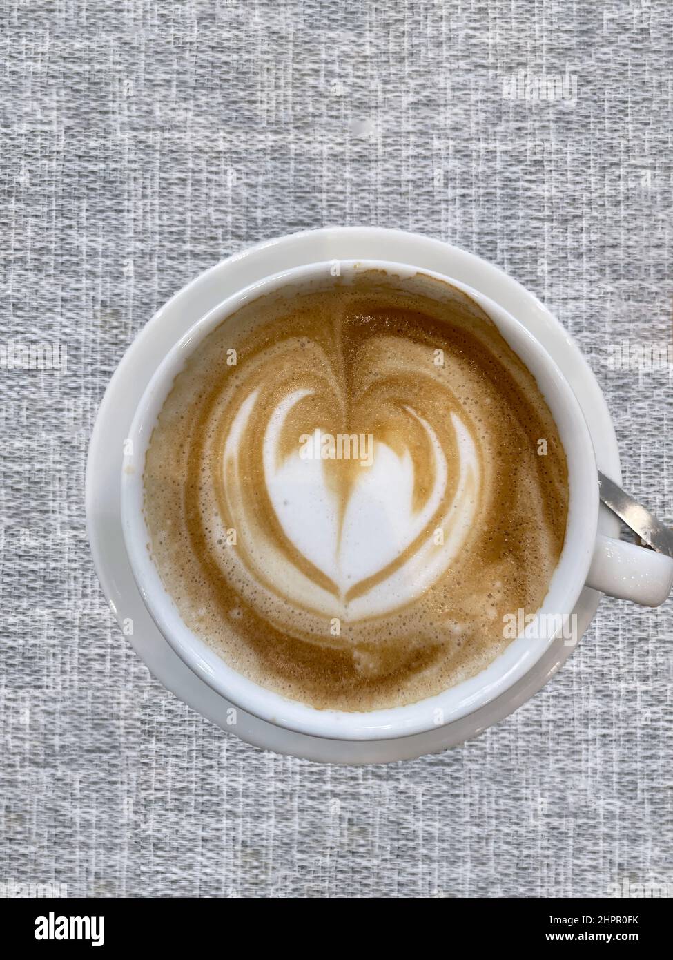 Eine Tasse Kaffee auf einer strukturierten Tischmatte. Stockfoto