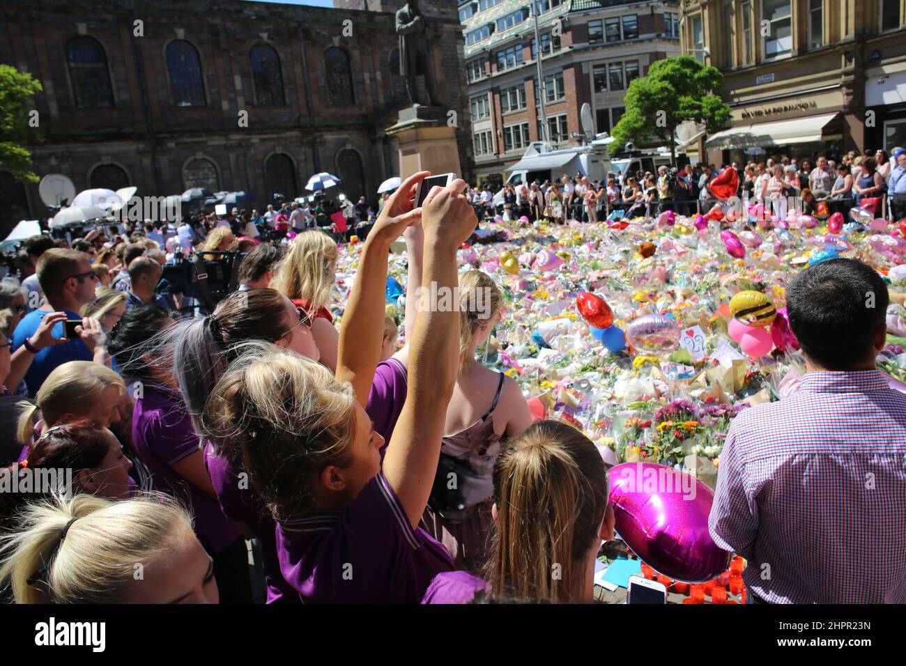 Um die blumige Hommage an die Opfer der Bombe von Manchester versammelten sich Menschenmengen. Stockfoto