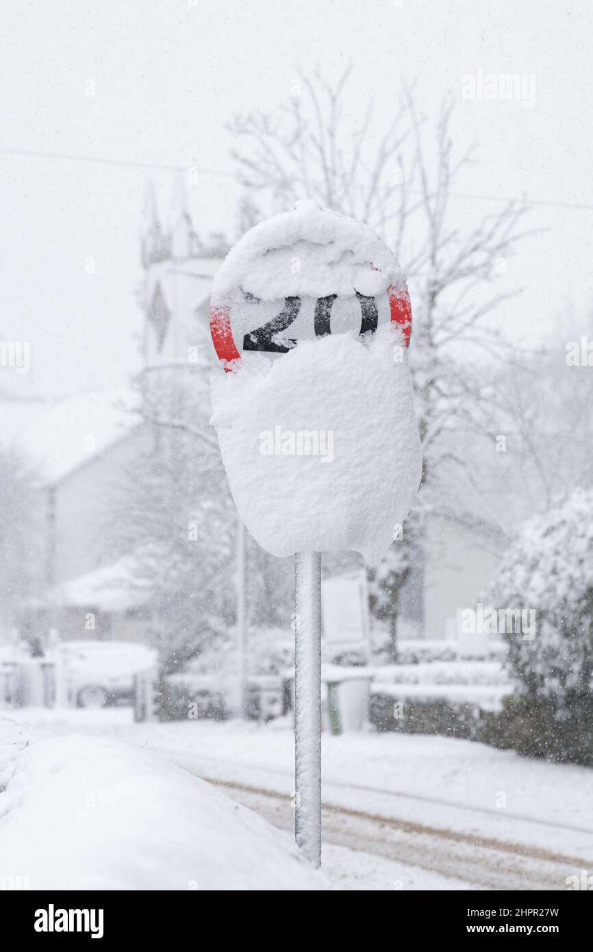 20MPH Straßenschild verdeckt durch Schnee, Killearn Scotland, Großbritannien Stockfoto