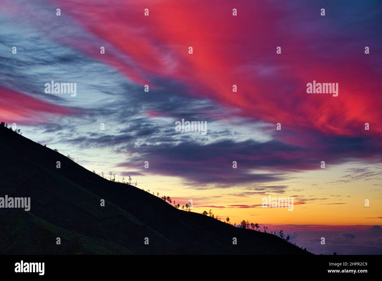 Der Ijen Krater ist der größte Kratersee in Java. Der Schwefel-Krater-See liegt zwischen einem natürlichen Staudamm aus tief geätztem Fels. Es ist 200 Meter tief und CO Stockfoto