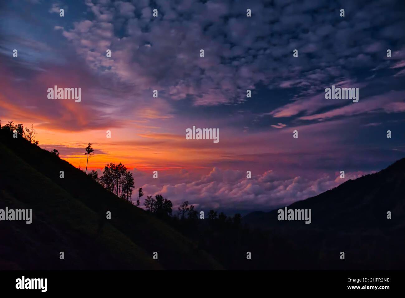 Der Ijen Krater ist der größte Kratersee in Java. Der Schwefel-Krater-See liegt zwischen einem natürlichen Staudamm aus tief geätztem Fels. Es ist 200 Meter tief und CO Stockfoto