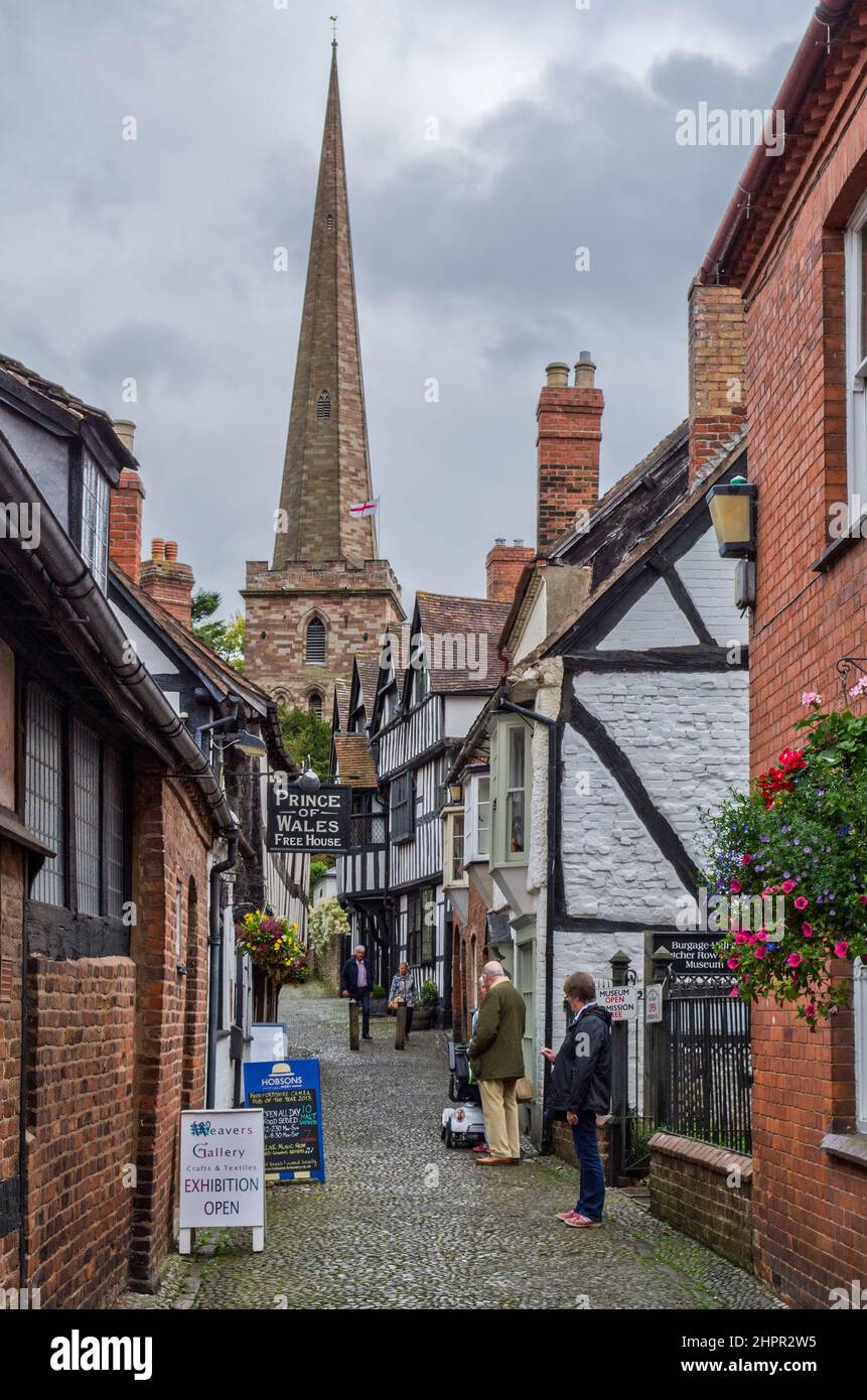 Straßenszene, in der historischen Church Lane, Ledbury, Herefordshire, Großbritannien; Kopfsteinpflaster und Fachwerkgebäude Stockfoto