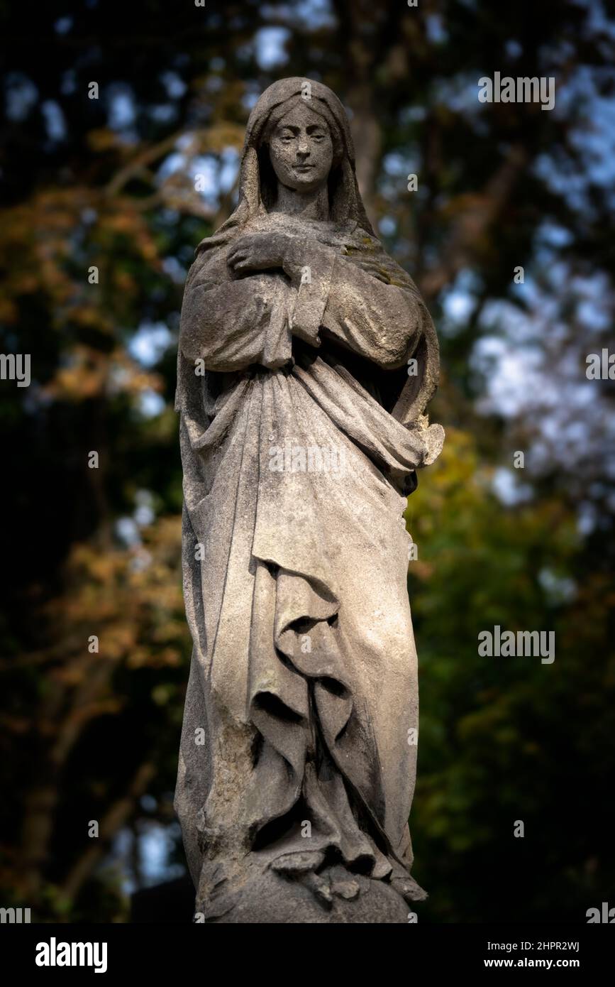 Jungfrau Maria. Eine alte Statue. Gebet, Glaube, Religion, Liebe, Hoffnungsbegriff Stockfoto