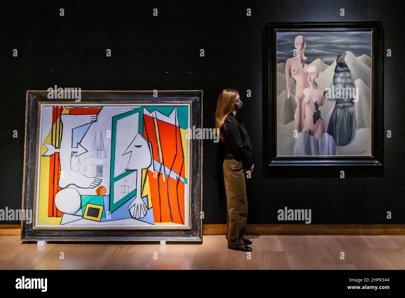 London, Großbritannien. 23rd. Februar 2022. Pablo Picasso, La Fenêtre ouverte, gemalt in Paris am 22. November 1929, Schätzung: GBP 14.000.000 - GBP 24.000.000 und Rene Magritte, La Lumière du Pôle, gemalt in 1926-1927, Schätzung: GBP 5.500.000 - GBP 7.500.000 - Vorschau auf die Highlights des Christies 20th/21st Century und der Kunst des surrealen Abendverkaufs, die am 1. März 2022 stattfinden. Kredit: Guy Bell/Alamy Live Nachrichten Stockfoto