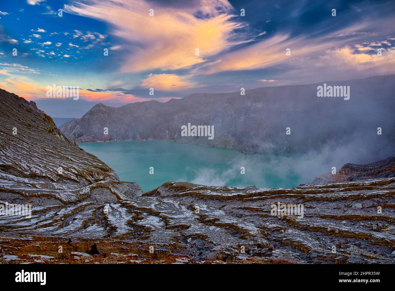 Der Ijen Krater ist der größte Kratersee in Java. Der Schwefel-Krater-See liegt zwischen einem natürlichen Staudamm aus tief geätztem Fels. Es ist 200 Meter tief und CO Stockfoto