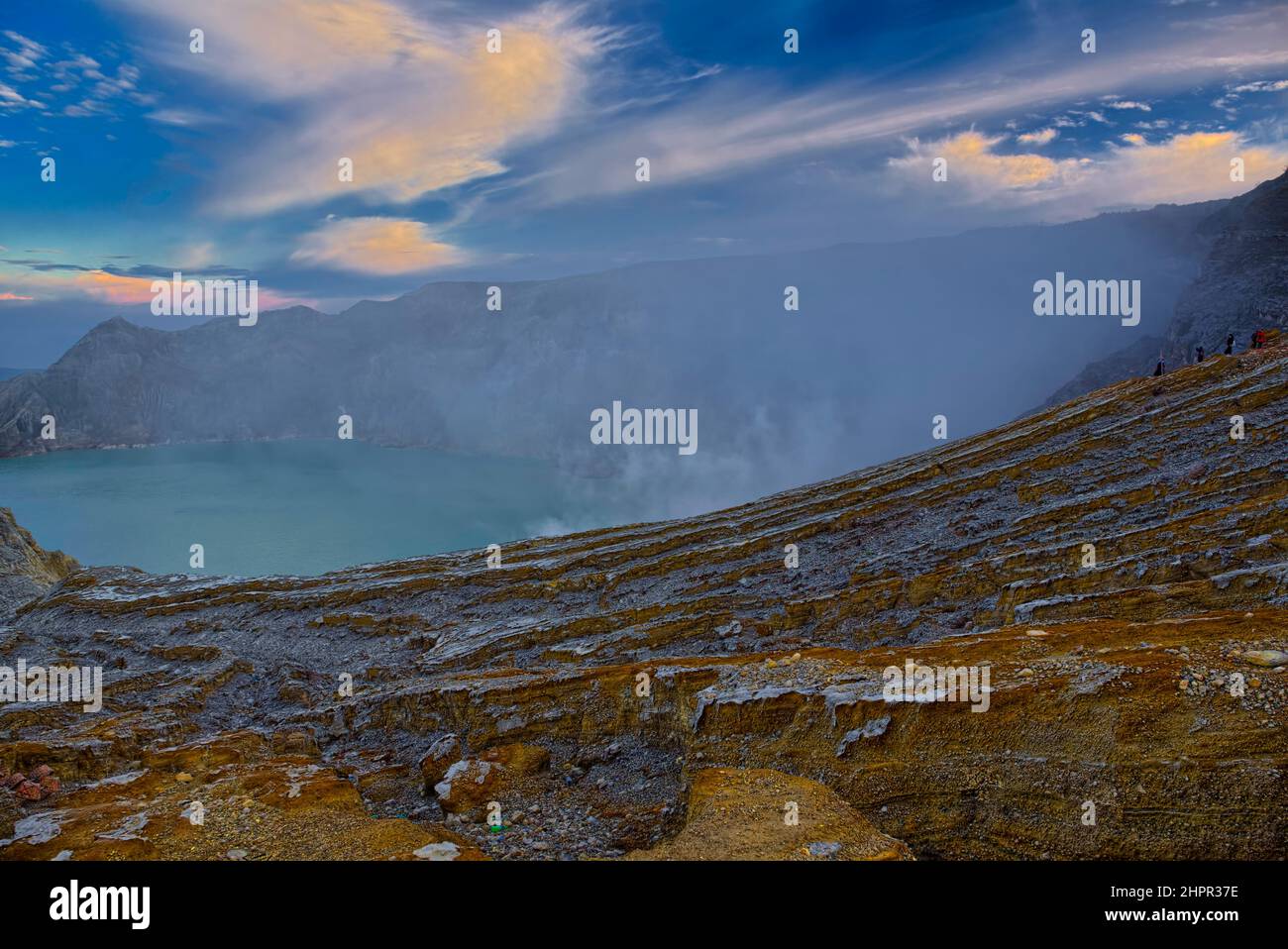 Der Ijen Krater ist der größte Kratersee in Java. Der Schwefel-Krater-See liegt zwischen einem natürlichen Staudamm aus tief geätztem Fels. Es ist 200 Meter tief und CO Stockfoto