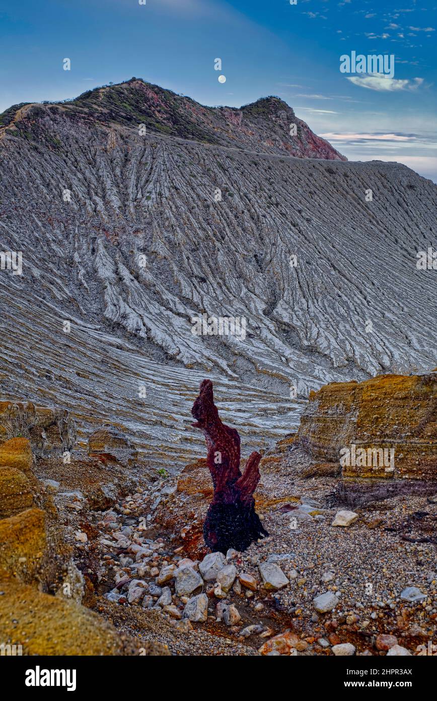 Der Ijen Krater ist der größte Kratersee in Java. Der Schwefel-Krater-See liegt zwischen einem natürlichen Staudamm aus tief geätztem Fels. Es ist 200 Meter tief und CO Stockfoto