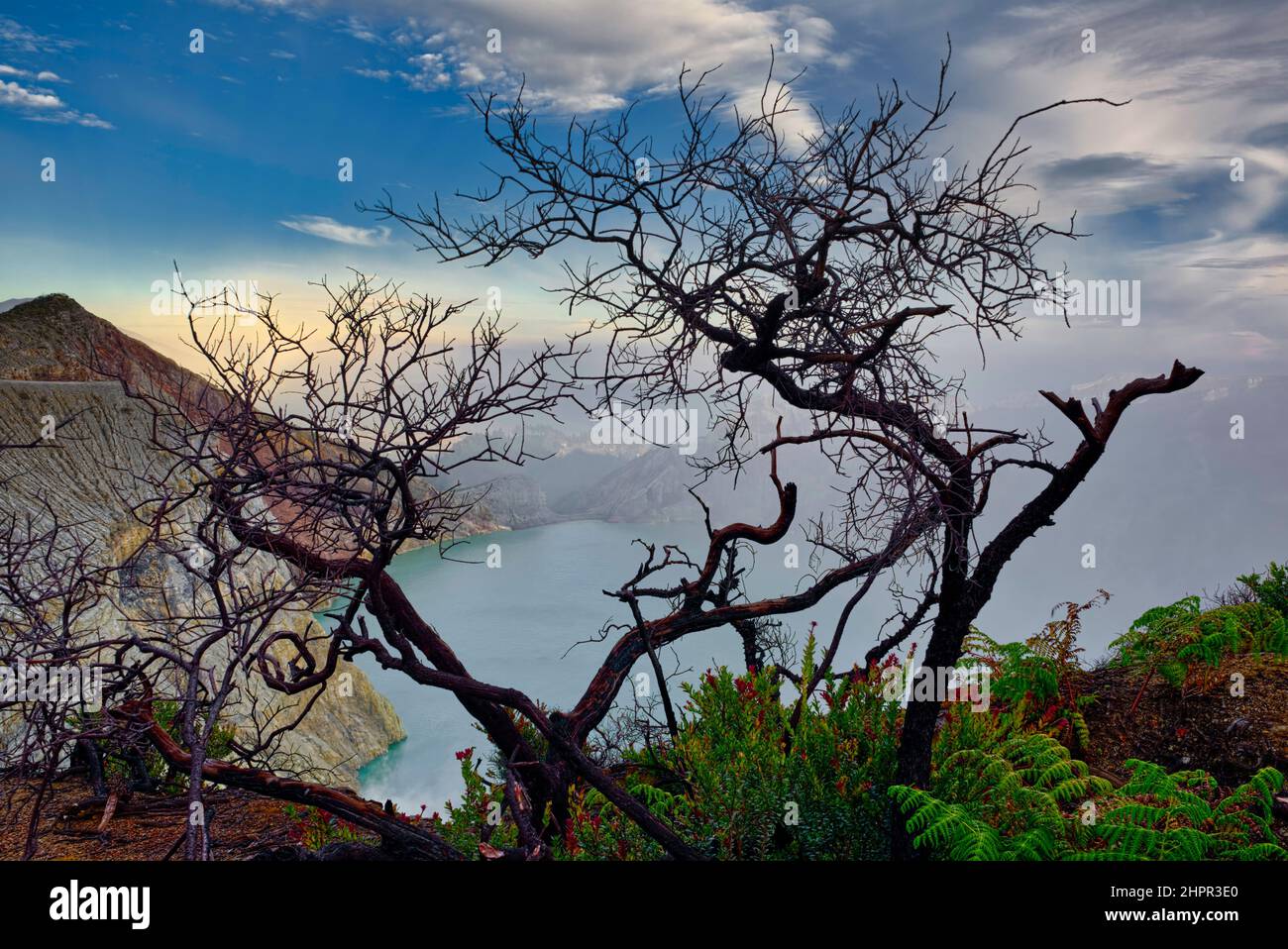 Der Ijen Krater ist der größte Kratersee in Java. Der Schwefel-Krater-See liegt zwischen einem natürlichen Staudamm aus tief geätztem Fels. Es ist 200 Meter tief und CO Stockfoto