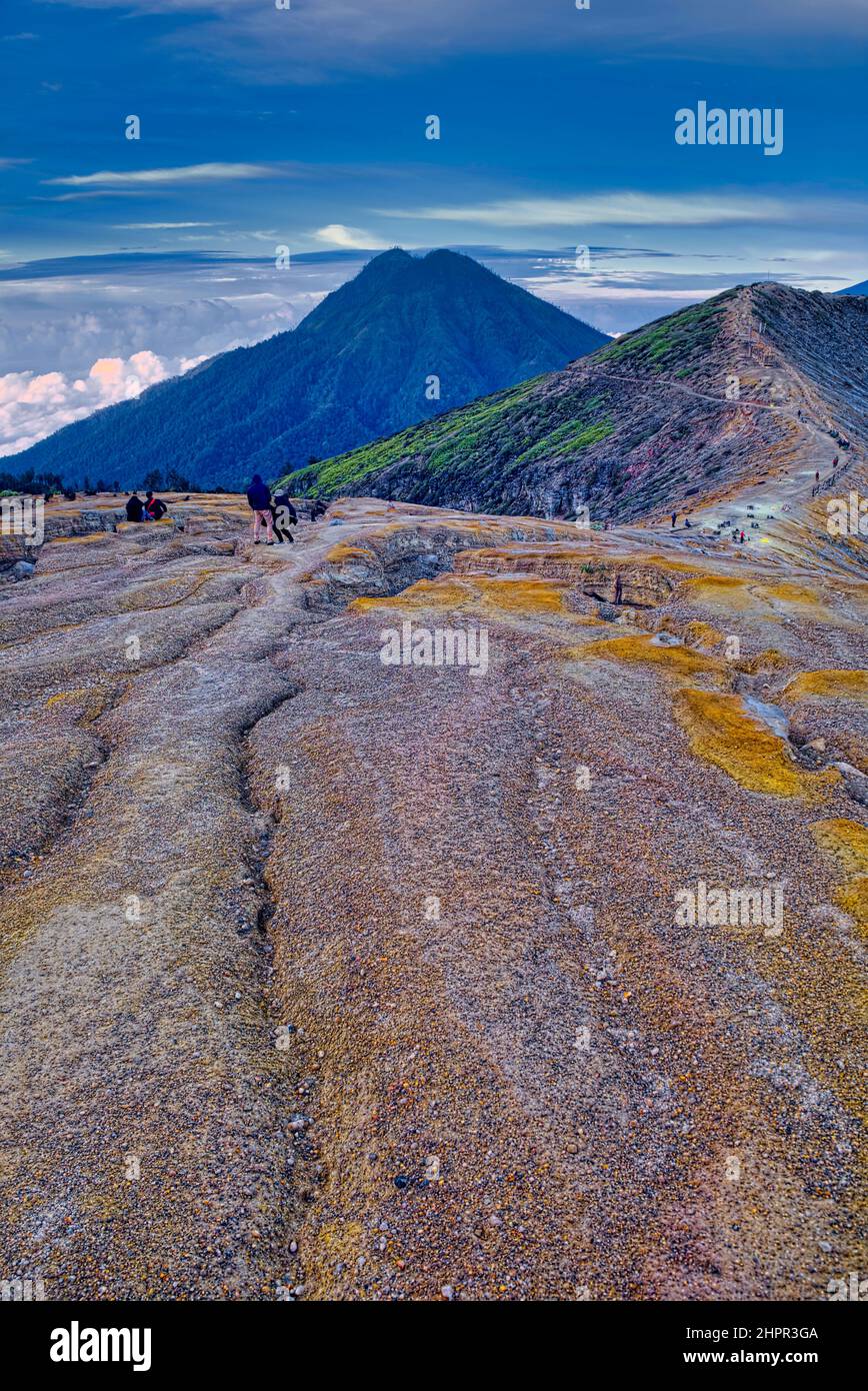 Der Ijen Krater ist der größte Kratersee in Java. Der Schwefel-Krater-See liegt zwischen einem natürlichen Staudamm aus tief geätztem Fels. Es ist 200 Meter tief und CO Stockfoto