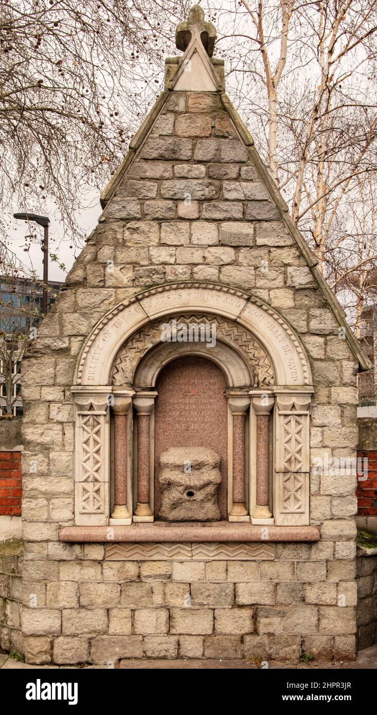 Whitechapel Trinkbrunnen. Inschrift: 'Errichtet 1860 von einem unbekannten und doch bekannten.' Auf dem derzeitigen Standort 1879, außerhalb des Altab Ali Park, E1 Stockfoto