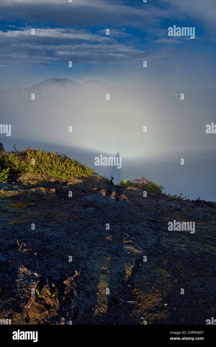Der Ijen Krater ist der größte Kratersee in Java. Der Schwefel-Krater-See liegt zwischen einem natürlichen Staudamm aus tief geätztem Fels. Es ist 200 Meter tief und CO Stockfoto